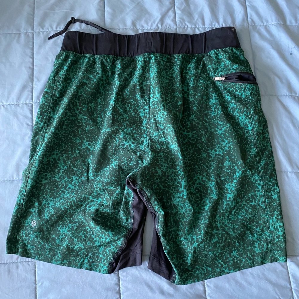 LULULEMON - Men’s Pace Breaker Shorts Green Camouflage Pattern - Picture 2 of 7